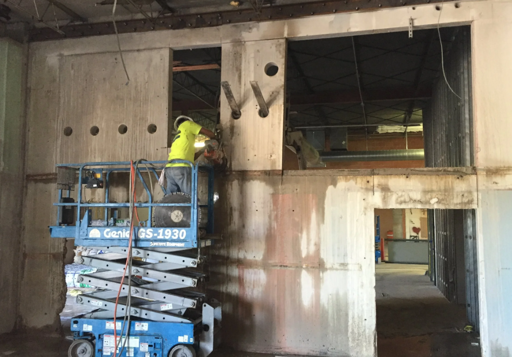 Track-mounted diamond wall saw cutting reinforced concrete (1)